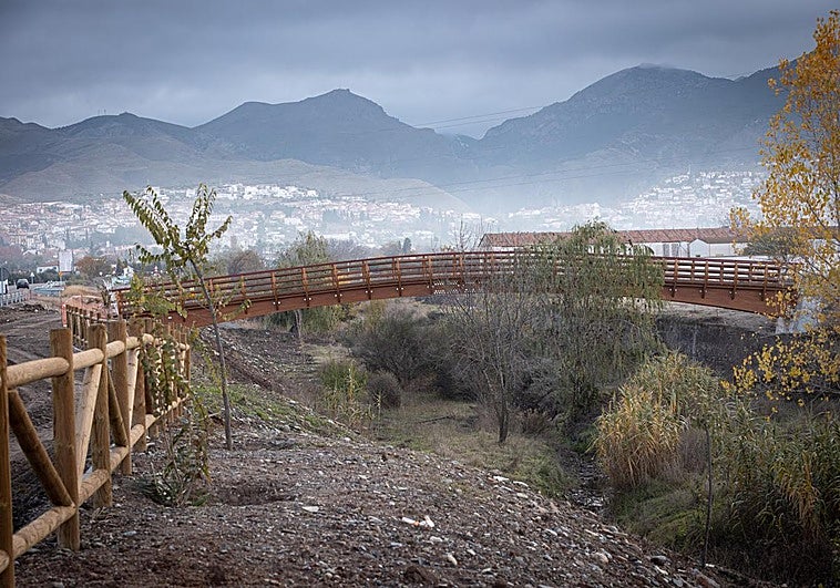 La CHG instala los primeros puentes en el sendero fluvial entre el Zaidín y Monachil